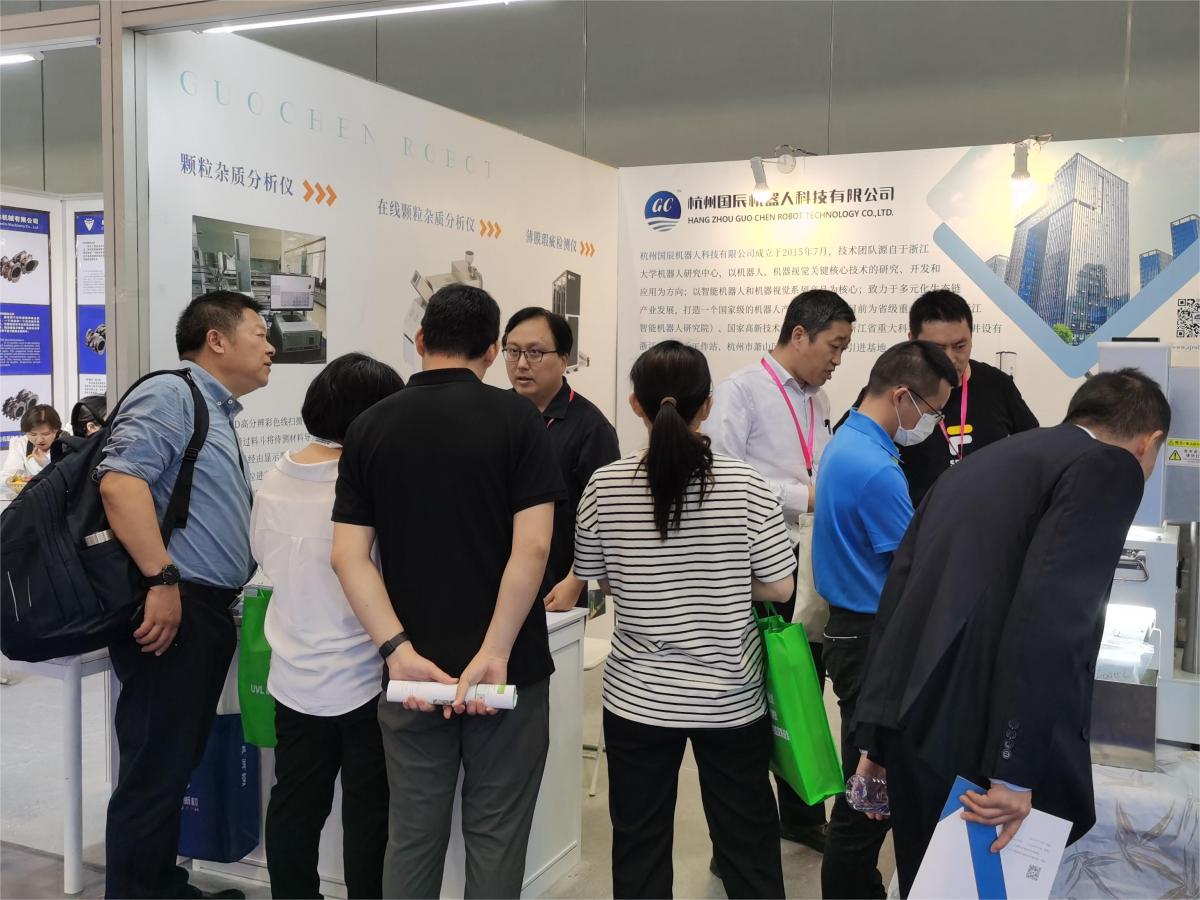 國辰展位上，到訪客戶圍觀、了解產品